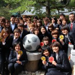 ゆずるは神社サッカーボール記念碑！ＩＮＡＣ神戸「澤選手」達と！