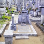 香川県の墓地で雑草対策の固まる土施工と物置石の設置しました。