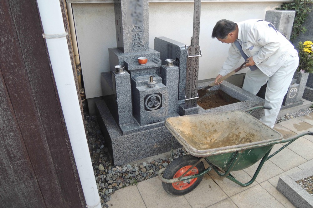 納骨部の土を均しています。見えない部分こそ丁寧さが大切。