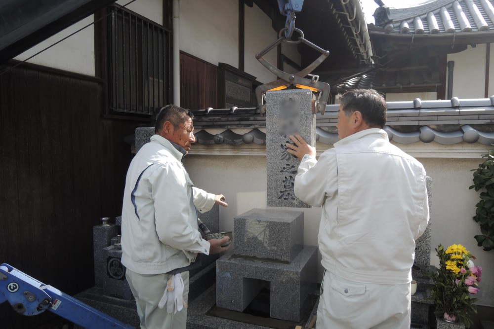 石材は200㎏を超える重さ。慎重に作業します。