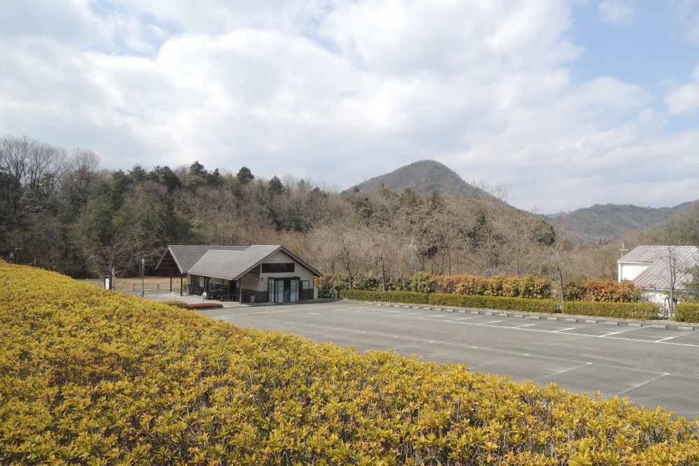 広い駐車場ときれいな管理事務所