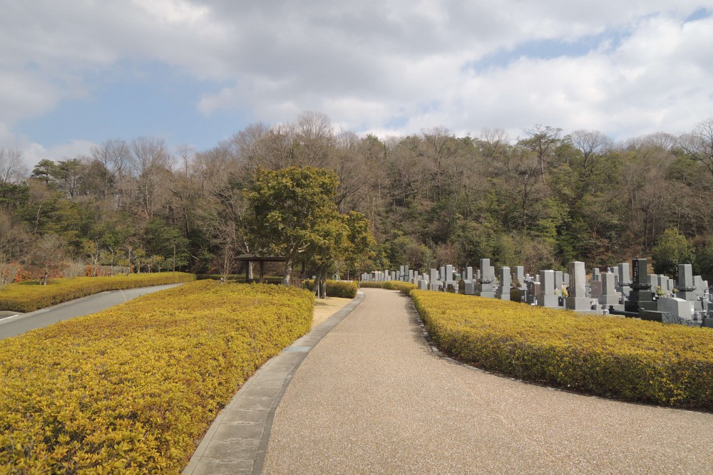 緑がとっても美しい。全面バリアフリーの霊園