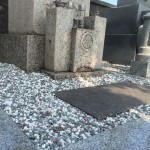 神戸市東灘区のお墓にて玉砂利（お墓の小石）入れ替え作業