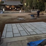 弓弦羽（ゆずるは）神社さん、石の歩道と石板の傾き修理工事