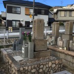 光明寺　岡本　墓地にて竿石の文字彫り依頼を頂きました。