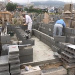 石屋墓園にて新しい永代供養墓を建立中