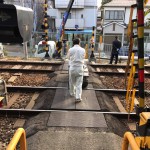 阪急電車の踏切をわたる隠れ家的お墓