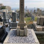 神戸春日野墓地の神道式墓石のメンテナンス。コンクリートの打ち直し、巻石の据え直し、花立修理を行いました。