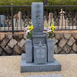 芦屋市営・芦屋霊園のお墓の建て替え工事を行い、唐津石の９寸神戸型のお墓が完成しました。