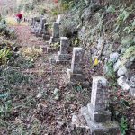 高知県の山あいにある昔からの墓地で、古い墓石群の解体工事を行いました。