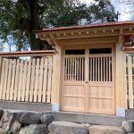 神戸市東灘区の弓弦羽神社内の修理工事、「松尾社」の塀の延べ石の据え直しを行いました。