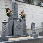 神戸市東灘区の寺院墓地に、庵治石細目黒口極上の上品な和型墓石が完成しました。