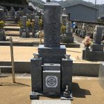 和歌山市の墓地に、愛媛県産大島石特級の和型墓石を既存のお墓に合わせて建てさせていただきました。