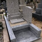 神戸の石屋墓園に万成石の洋型オリジナルデザイン墓石が完成しました。竿石の文字はこだわりのつつき仕上げで。