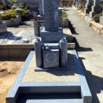 神戸の石屋墓園に庵治石細目極上のオリジナル和型墓石が完成しました。