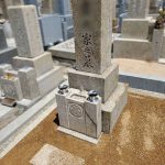 明石市の寺院墓地にてお墓のメンテナンス工事。納骨室作り直し、墓石のクリーニング、追加彫刻などを行いました。