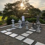 滋賀県の寺院墓地に先代のお墓の形を継承した和型墓石と墓前灯籠を建てさせていただきました。