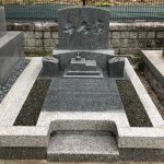 神戸市東灘区の郡家墓地に、お施主様直筆の家名を彫刻した唯一無二のデザイン墓石が完成しました。