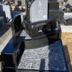 神戸市の石屋墓園に、庵治石とインド黒を使用したこだわりのデザイン墓石が完成。土間は那智石を敷き詰めた石畳風の仕上げで。