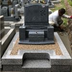 神戸市東灘区の郡家墓地に、佐賀県産天山石の洋型墓石が完成しました。