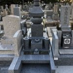 神戸市の石屋墓園に黒龍石の古代型五輪塔が完成、磨きを抑え重厚感のある落ち着いた仕上がりになりました。