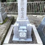 神戸市営追谷墓園で70年ほど前に建てられたお墓のクリーニング。こだわりの手磨きで綺麗な石の色がよみがえりました。
