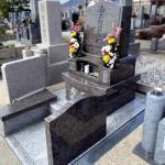 神戸市の石屋墓園にリンドウと紫陽花の彫刻を施したノルウェー産ブルーアンティークのオリジナルデザイン墓石が完成しました。