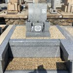神戸市鵯越墓園から石屋墓園へお墓の移設工事。広いアプローチとベンチでお参りしやすいお墓になりました。