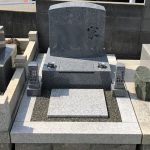 神戸市内の共同墓地に、シンプルで機能的な天山石の洋型墓石が完成しました。オリジナルのローソク立てでモダンな印象の仕上がりに。