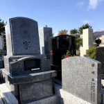 神戸市の石屋墓園にバイオレットブルーのデザイン墓石が完成。高さと安定感を兼ね備えた地上納骨式・和洋折衷型です。