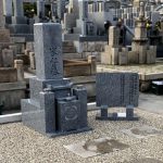 神戸市の石屋墓園で古いお墓を庵治石細目９寸の和型墓石に建替えました。雑草対策を行いお参りしやすいお墓になりました。