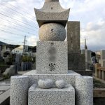 神戸市の石屋墓園にオール万成石の古代型五輪塔が完成。のみ切り仕上げで風格のある仕上がりになりました。