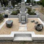 神戸市の鵯越墓園で雑草対策工事、レジンストーンでお掃除しやすくスッキリしたお墓に。