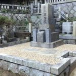 神戸市の大龍寺で、レジンストーンによるお墓の雑草対策と花立の交換。