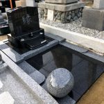 芦屋霊園にモダンな物置石を据えたインドM10の洋型墓石が完成。