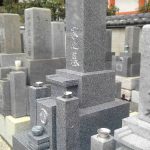 佐賀県産天山石の生前建墓の和型墓石が完成、尼崎市の本興寺にて。