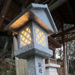 神戸市北区の湯泉神社にて、石燈籠および祠の設置工事を行いました。
