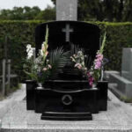 神戸市の西神墓園に、十字架を彫刻したインドM10の洋型墓石が完成しました。