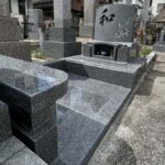 神戸市の春日野墓地に、2区画の敷地を活かした南向きの洋型墓石が完成しました。