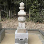 お墓の改修工事で古い墓石群を整理して五輪塔の据え直し、三田市の地域墓地にて。